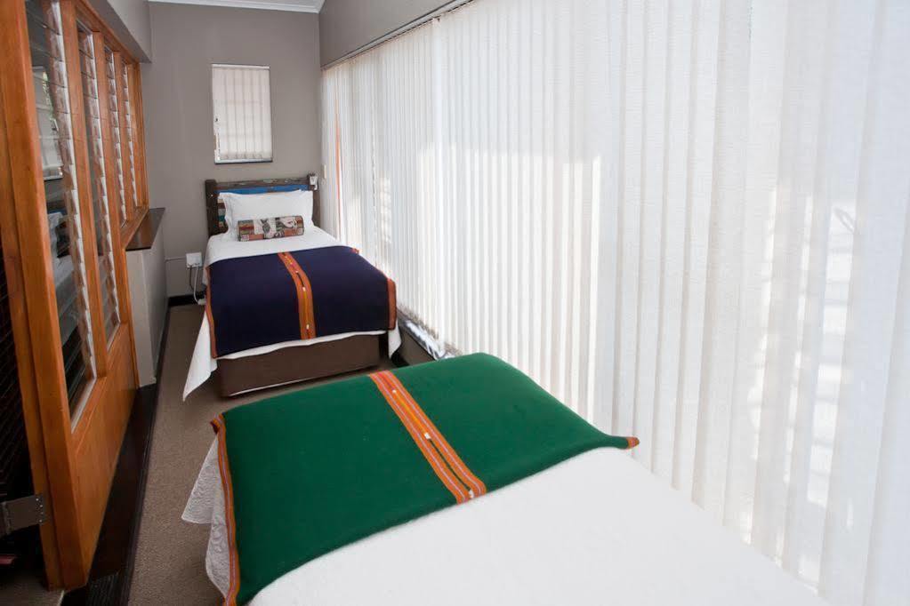 Miles B&B Guest House Oudtshoorn Extérieur photo